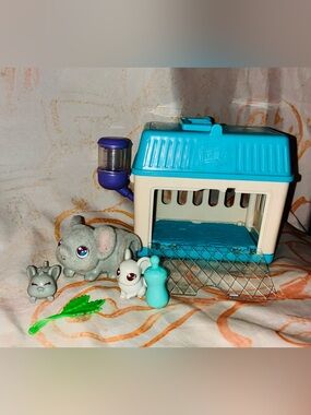 Little Live Pets Play Carrier with Mama Mouse & her Babies